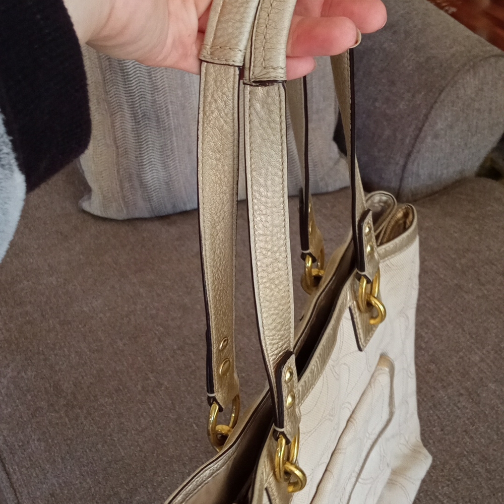 Coach bag medium size beautiful condition gold details. - Picture 6 of 9